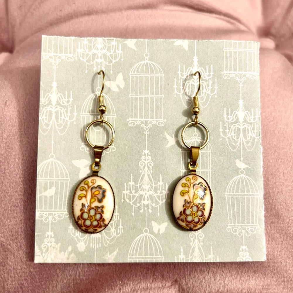Floral Gold and Cream Earrings - Picture 3 of 5